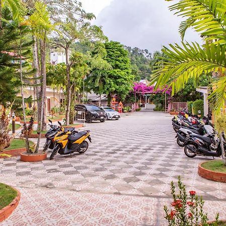 Coconut Resort Hotel Patong Exterior foto